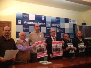 Moreno Brenes, con corbata, y Zorrilla, a su derecha, junto a miembros de IU de Cruz del Humilladero. ::
SUR/