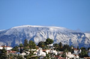 La Maroma, en el Parque Natural de las Sierras Tejeda-Almijara, amaneció ayer cubierta de nieve en su zona más alta. :: A.P./