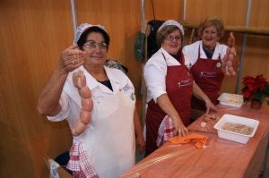 María, Carmen y Paqui, de izquierda a derecha, fabrican in situ chorizos para que los asistentes conozcan cómo se elaboran. ::
V. MELGAR/