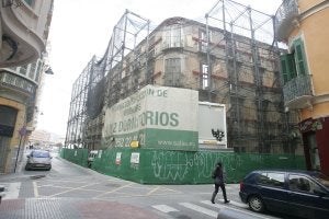 El edificio, cuyas obras han estado paradas más de un año, está en la calle Sebastián Souvirón. ::Fernando González/