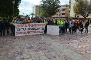 Los trabajadores de limpieza se concentraron ante el Consistorio toda la mañana. :: E. C./