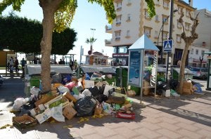 Contenedores, repletos ayer de basura en la avenida principal. ::
E. C./