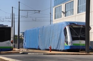 El tranvía de Vélez, que fue el primero de Andalucía, se encuentra fuera de servicio en las cocheras desde el pasado 4 de junio. :: Sur/