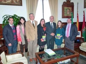 Miembros de la asociación presentaron la guía al alcalde. :: SUR/