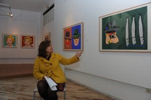 La delegada de Cultura, Carmen Díaz, señala una de las obras del museo. ::
JOSELE-LANZA/