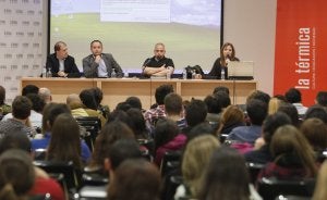 La sala Benalmádena de La Térmica se llenó ayer para escuchar a Lana, Castillo, Moyano y Ventura. :: Salvador Salas/