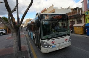 El autobús, ayer a su paso por las inmediaciones del centro comercial Rosaleda. ::
ÁLVARO CABRERA/