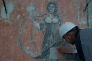 Aspecto de la figura femenina mejor conservada, que puede relacionarse con Hebe, la diosa griega de la juventud. ::
ANTONIO SALAS/