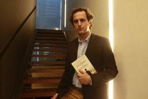 El boticario García Maldonado debuta en la novela con un viaje por el siglo XX