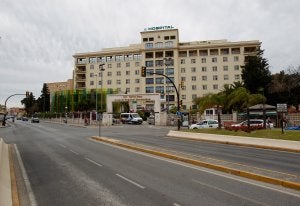 El hospital mantiene el nombre de Carlos Haya en el exterior del edificio. ::
SUR/