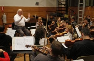 El maestro Calleya dirigirá a la OFM en este concierto reivindicativo. :: SUR/