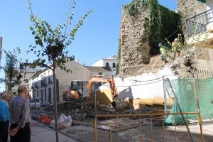 Operarios trabajando ayer en las labores de desescombro del interior de la fortaleza. ::
E.R./