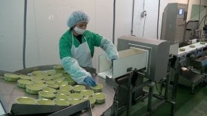 Cadena de envasado de guacamole de Avomix, filial de Reyes Gutiérrez, que produce 1.400 toneladas anuales de esta salsa . :: SUR/