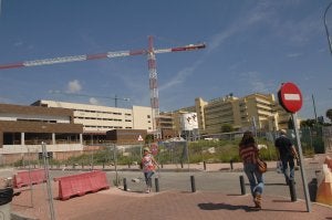 Las obras de ampliación del Hospital Costa del Sol de Marbella están paralizadas sin que se sepa cuándo recobrarán su ritmo normal. :: SUR/