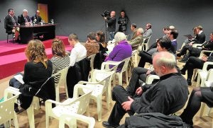 Asistentes al congreso internacional de Prehistoria que se celebra hasta mañana en el Museo de Nerja. ::
E. C./