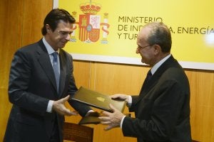 El ministro Soria y el alcalde, ayer, en la firma del acuerdo. :: SUR/