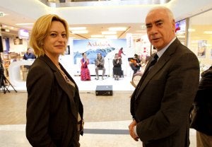 Reyes, junto a Luciano Alonso en una feria de turismo. ::
SUR/