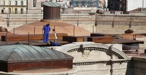 Una de las dos terrazas de madera habilitadas sobre las portadas laterales del crucero. :: Álvaro Cabrera/