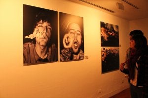 El público visualizando las fotografías durante la inauguración de la exposición. ::
PAOLA BANDERA/