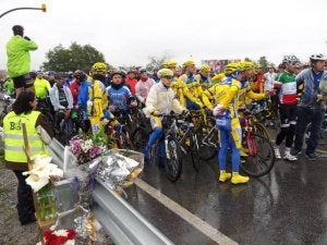 Los ciclistas realizaron el pasado día 9 una parada en el lugar donde se produjo el accidente. :: SUR/