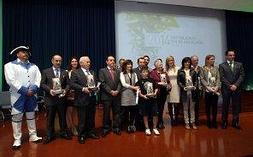 Los premiados por la Junta de Andalucía posan en la foto de familia con el consejero y los delegados al acabar el acto. :: Carlos Moret Vídeo: Pedro J. Quero/