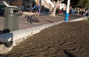 El exceso de arena en las playas de El Palo afecta al paseo marítimo. :: ÁLVARO CABRERA/
