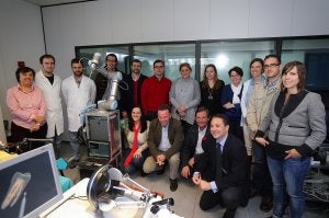 Cirujanos e ingenieros, en un encuentro celebrado en Málaga, miran el brazo del robot quirúrgico. ::
Sur/