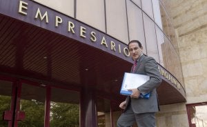 El presidente de la Confederación de Empresarios de Andalucía (CEA), Javier González de Lara, en la sede de la patronal andaluza. :: Efe/
