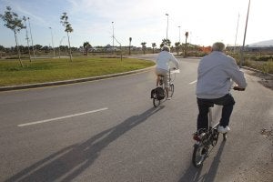 Una pareja pasea en bicicleta por una rotonda cercana a la zona de Arraijanal. :: Salvador Salas/