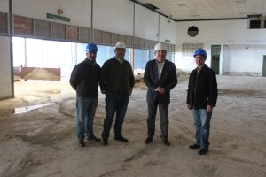 El alcalde veleño, Francisco Delgado Bonilla, en una visita a las obras el pasado mes de febrero. :: e. c./