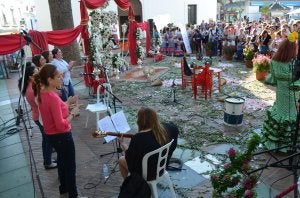 La cruz municipal de Nerja se instaló en el Balcón de Europa por la procofradía de Jesús Cautivo y el coro Abanico de Ilusiones. :: E. C./