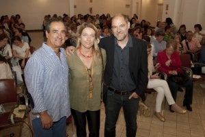 Carlos Odriozola, M. Eugenia Merelo y Pablo Aranda, con el salón del CAC Málaga lleno. :: Álvaro Cabrera/