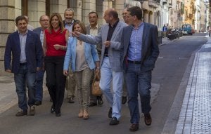 Susana Díaz se dirige a la sede regional del PSOE en Sevilla con dirigentes provinciales de su partido. :: Efe/