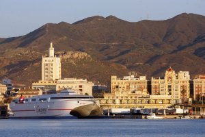 Uno de los catamaranes que cubría el servicio rápido. :: sur/