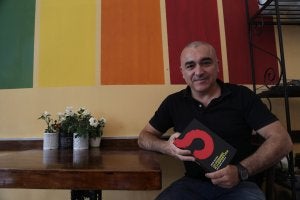 Miguel Palacios, con su primera novela. :: YHASMINA GARCÍA/
