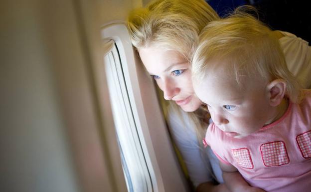 Todo lo que debes saber si viajas con un bebé en avión | Diario Sur