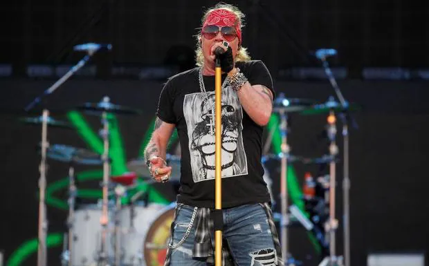 El cantante de la banda estadounidense Guns N' Roses, Axl Rose, durante el concierto del Download Festival celebrado esta noche en la Caja Mágica en Madrid. 