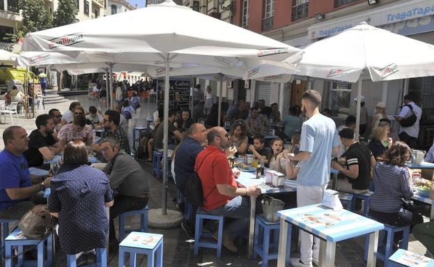 Los bares y restaurantes podrán tener música fuera y dentro del local./SUR