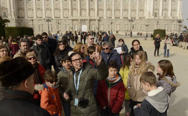 El 20 de febrero se celebra la fiesta del guía turístico. Un gremio con 15.000 titulados, como esta profesional en la Plaza de Oriente de Madrid.