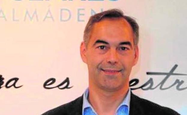 el candidato del pp en benalmádena sigue cobrando como concejal de