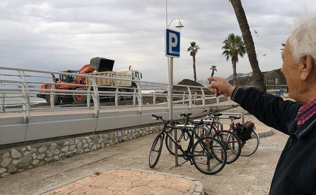 Antonio Delgado, dirigente vecinal, reclama la arena para la playa.