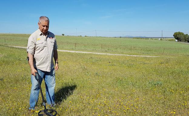 Francesc Gómez Núñez, con su detector de metales.