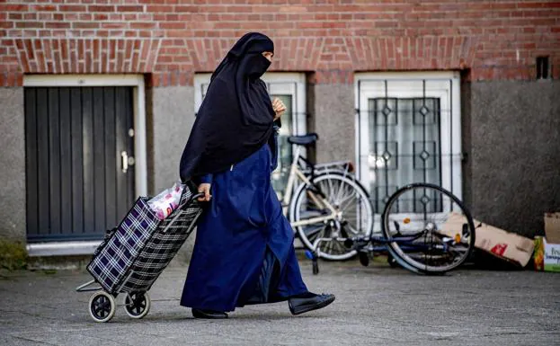 Una mujer va a la compra vestida con nicab, en Rotterdam (Holanda)./EFE