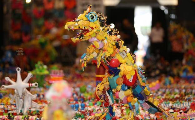 Dinosaurio de plástico hecho por el artista japonés Hiroshi Fuji. /EFE