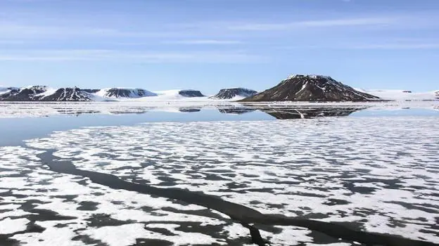 Una de las nuevas islas rusas, descubiertas tras derretirse el hielo del Ártico. :: e. c./