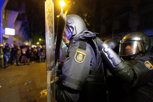 La Policía Nacional, ayer, en la capital catalana. :: l. g. / EFE/