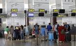 Turistas esperan para facturar sus equipajes en los mostradores del aeropuerto de Málaga./SUR