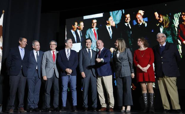 Moreno, esta tarde, con el resto de autoridades tras presentar el proyecto./Antonio J. Guerrero
