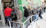 Usuarios entrando a una oficina de empleo en Málaga./SUR. ARCHIVO