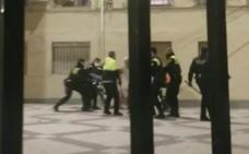 Un momento de la detención de los dos hermanos en La Palmilla por parte de la Policía Local./SUR